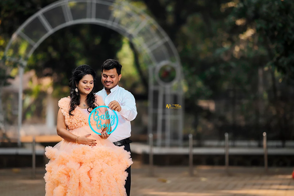 maternity photography in empress garden maternity photo shoot / maternity couple photoshoot