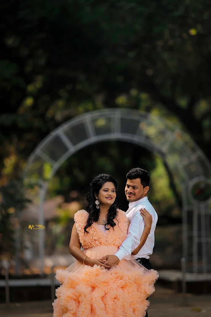 maternity photography in empress garden maternity photo shoot / maternity couple photoshoot