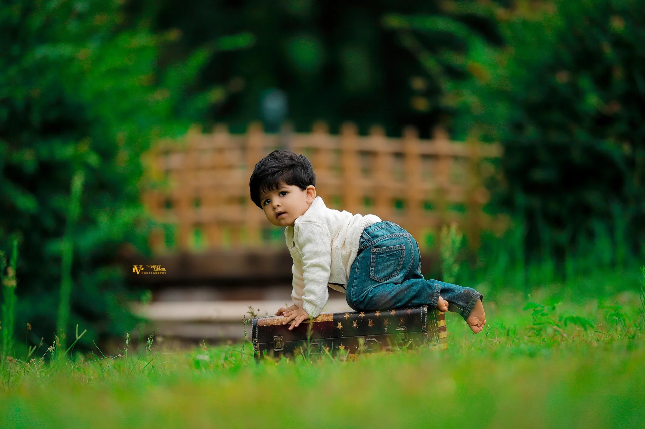 Best professional babies & kids photographer in pune baby photoshoot in pu la deshpande garden