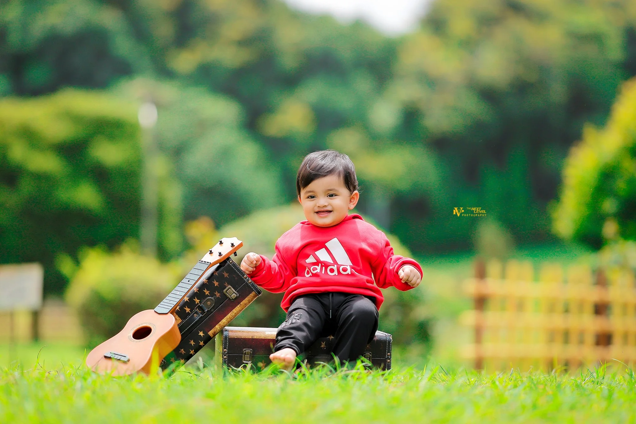 Best professional babies & kids photographer in pune baby photoshoot in pu la deshpande garden