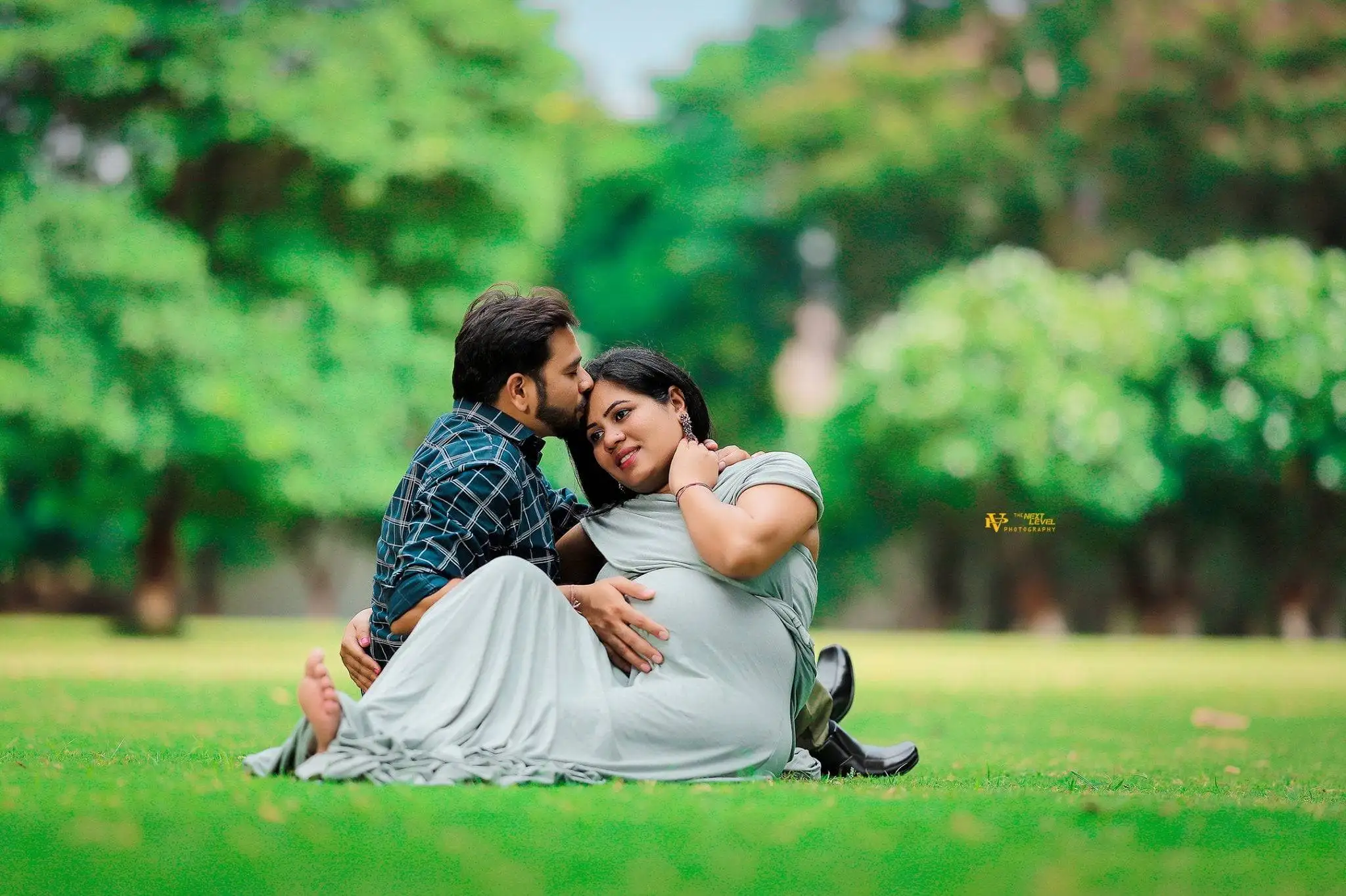 maternity photoshoot in amanora park town garden pune